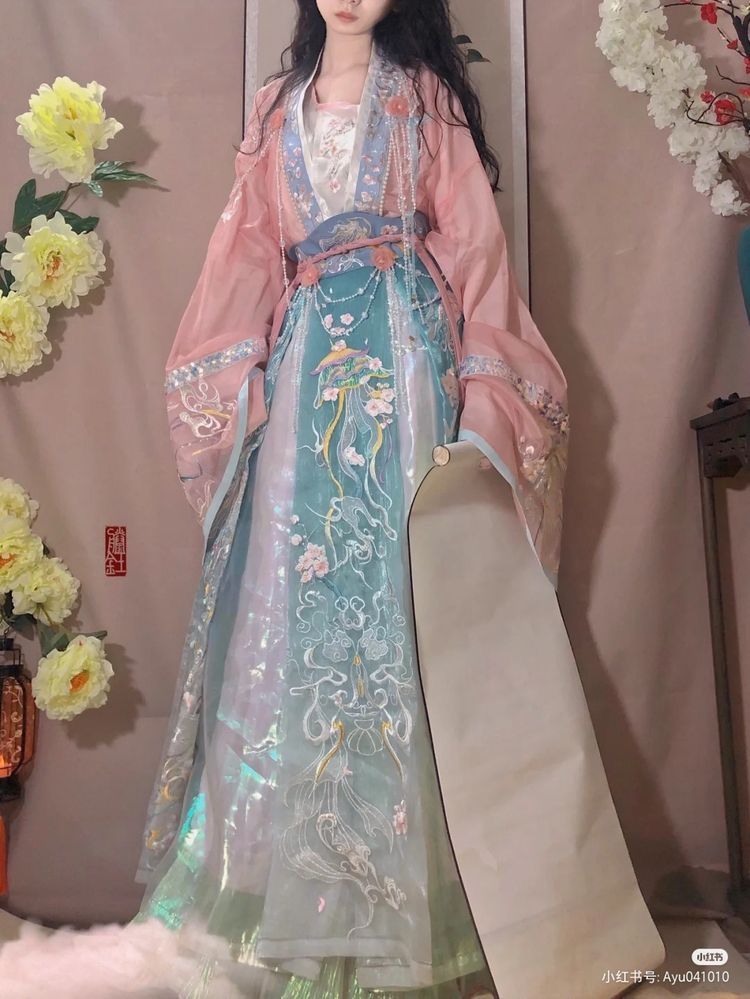 Chinese Traditional Childrens Hanfu and Tang Costumes:Embracing the Essence of Chinese Culture