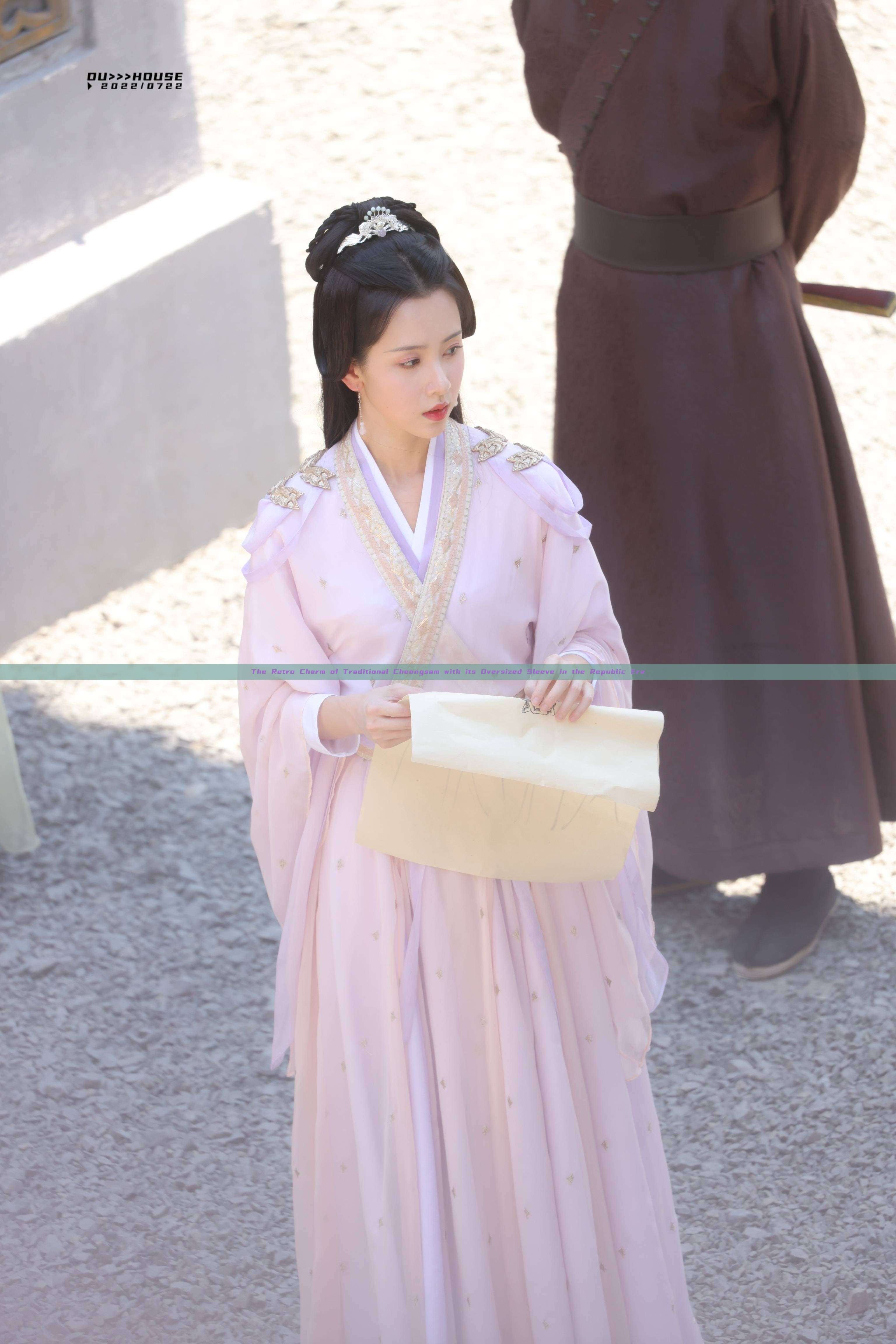 The Retro Charm of Traditional Cheongsam with its Oversized Sleeve in the Republic Era The Retro Charm of Traditional Cheongsam with its Oversized Sleeve in the Republic Era