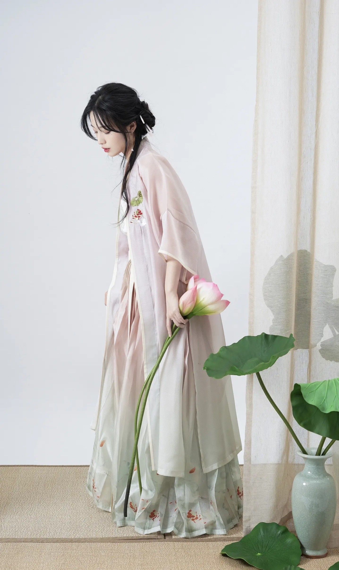 The Elegance of Silk Qipao:Exploring the Merits of Real Silk Mulberry Silk and Ice Silk The Elegance of Silk Qipao:Exploring the Merits of Real Silk Mulberry Silk and Ice Silk