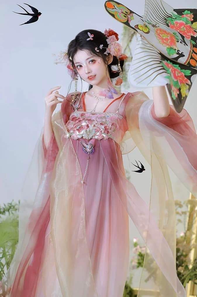 Embracing Modernity in a Black Revamped Cheongsam:A Youthful Long-sleeved Elegance
