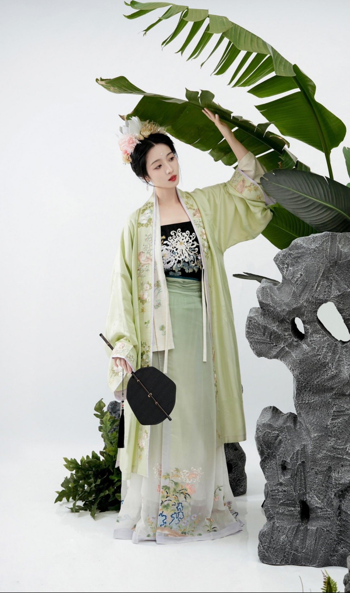 Embracing Modernity in Red:The Evolution of Cheongsam Through Lace Embroidery