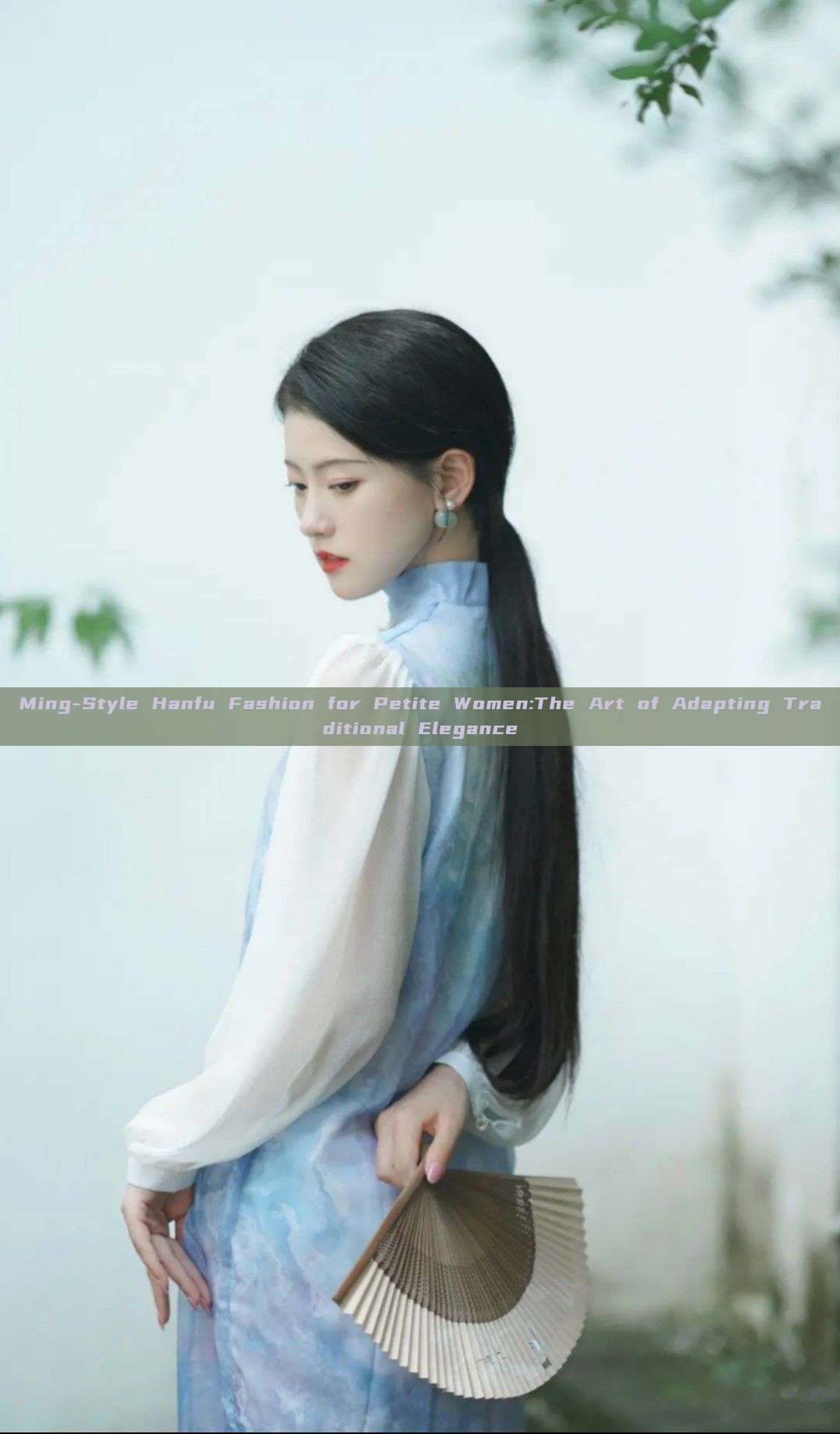 Ming-Style Hanfu Fashion for Petite Women:The Art of Adapting Traditional Elegance