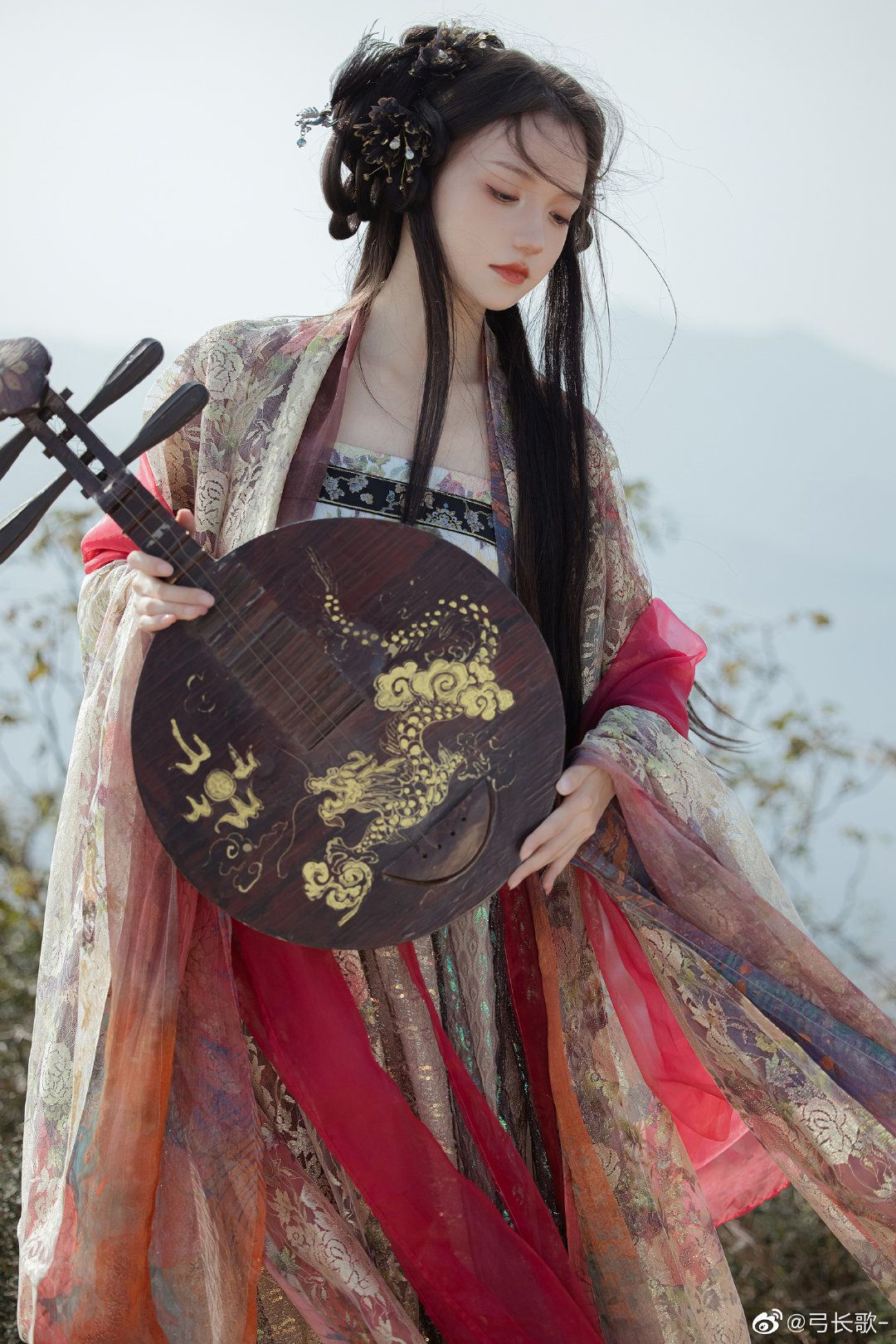 The Cheongsam:Embodying Traditional Chinese Style