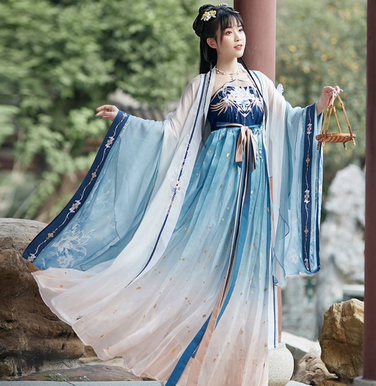 Elegant Revamping of the Cheongsam:A Blend of Simplicity and Modernity Elegant Revamping of the Cheongsam:A Blend of Simplicity and Modernity