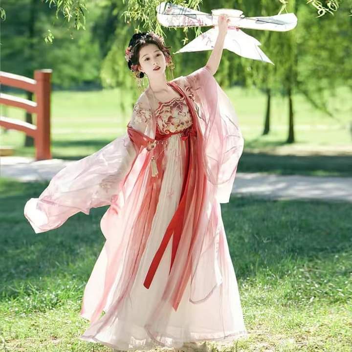 The Enchantment of Peach Dew and Frost-Dyed Hanfu:A Journey into Traditional Chinese Beauty