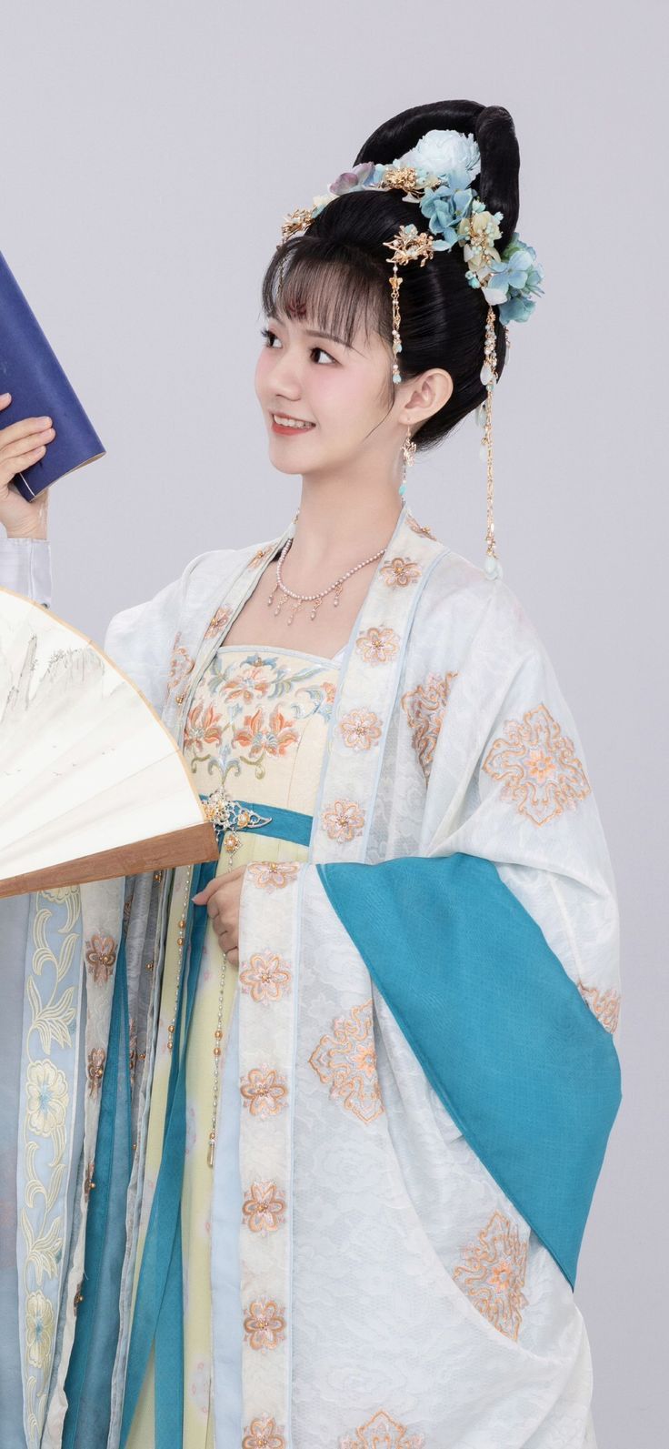 The Ultimate Guide to Styling Your Clutch Bags with Cheongsam for a Noblewoman Look The Ultimate Guide to Styling Your Clutch Bags with Cheongsam for a Noblewoman Look