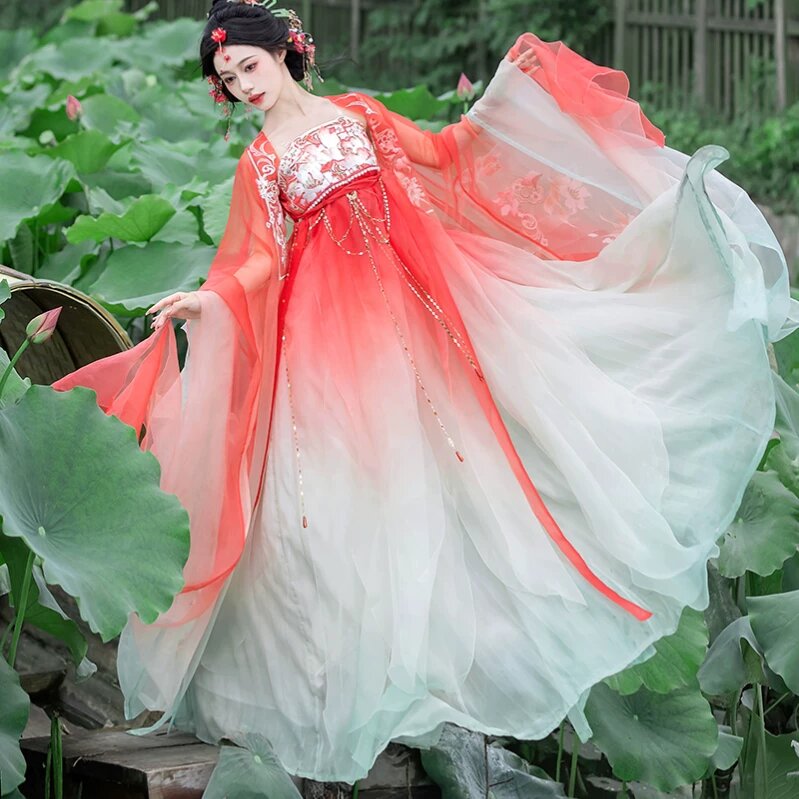 The Splendor of Hanfu in the Tapestry of Splashed Splendor