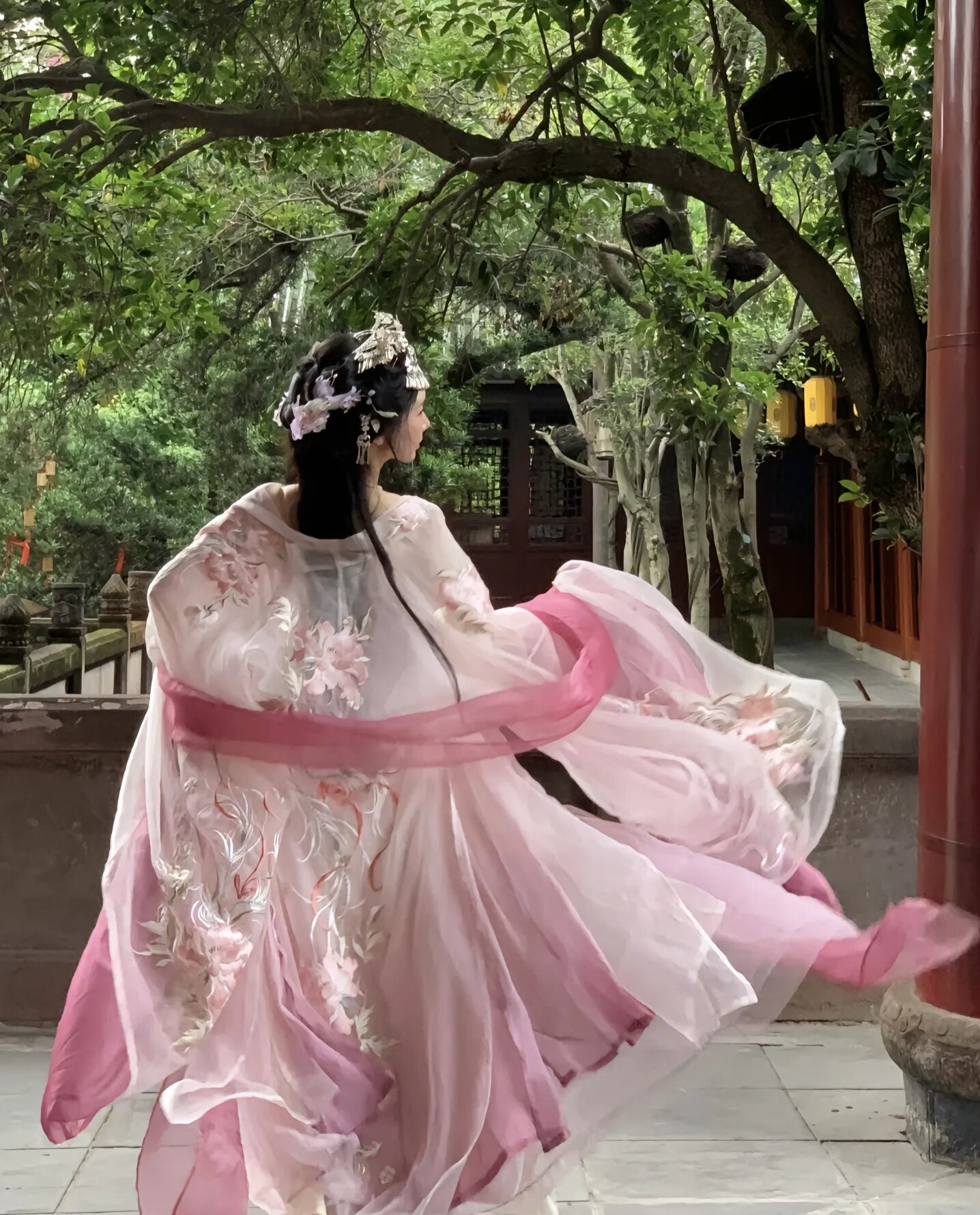 The Revival of Hanfu:The Elegance of the Cross-襟 Long Robe The Revival of Hanfu:The Elegance of the Cross-襟 Long Robe