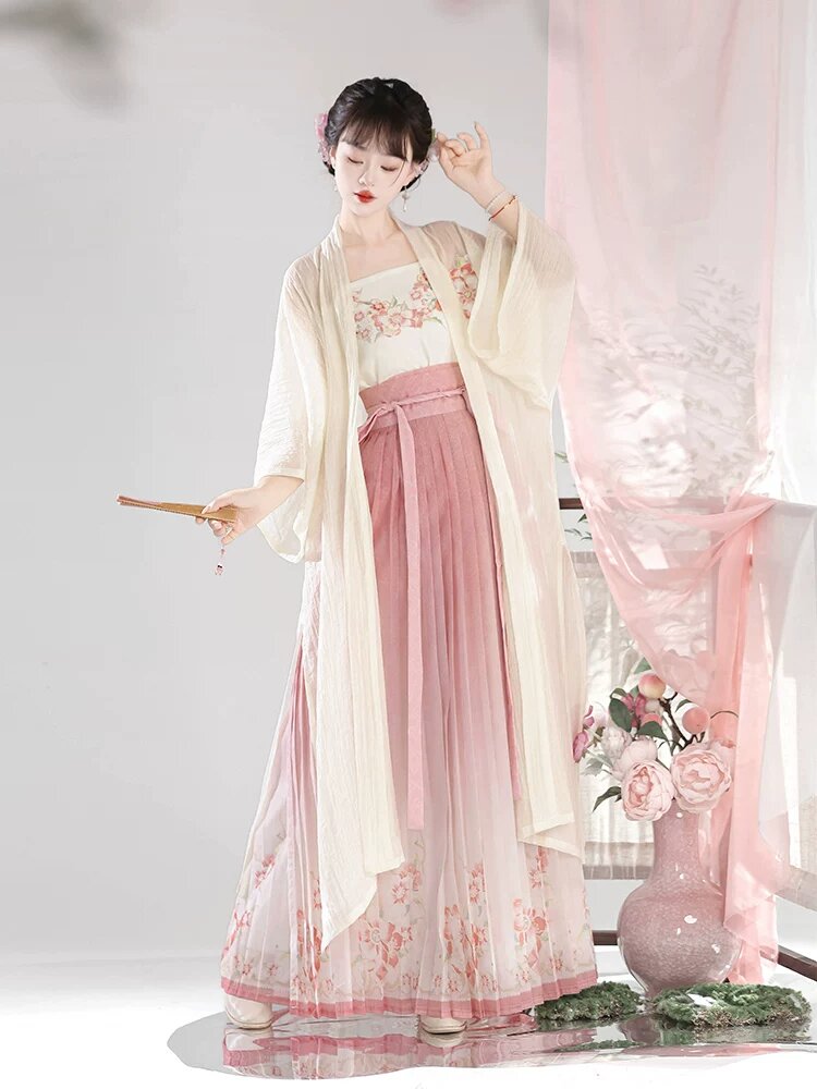 Mortal Sword Masters:The Allure of Traditional Hanfu Fashion
