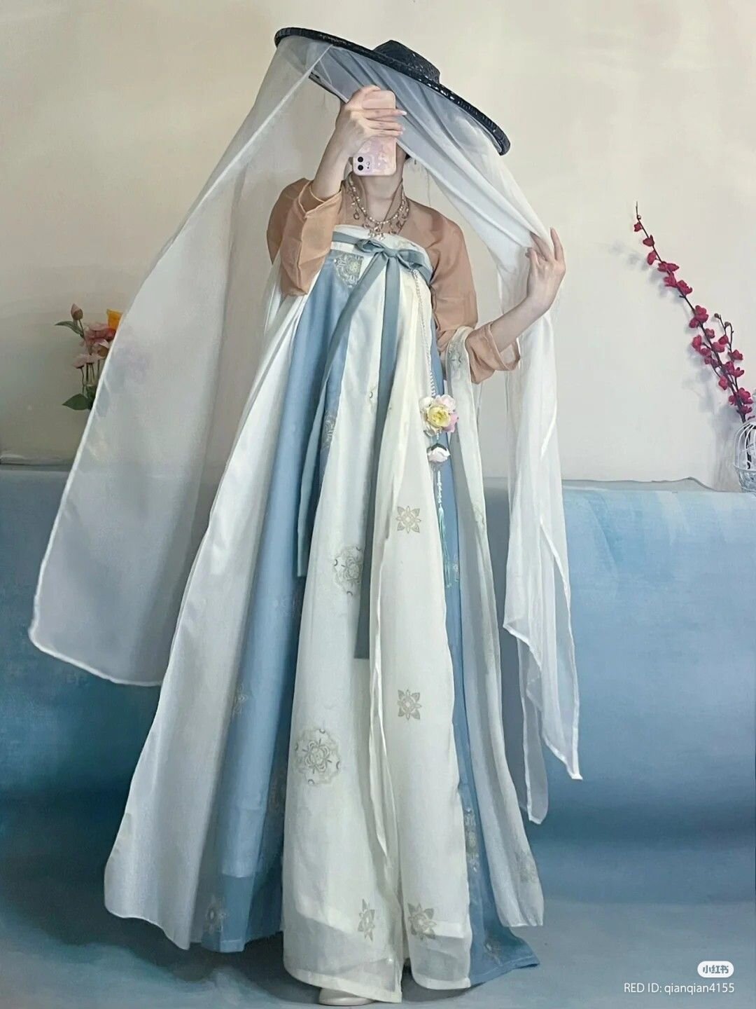 Summers Newest Enchantment:The Girl in the New-Style Traditional Chinese Hanfu Dress Summers Newest Enchantment:The Girl in the New-Style Traditional Chinese Hanfu Dress