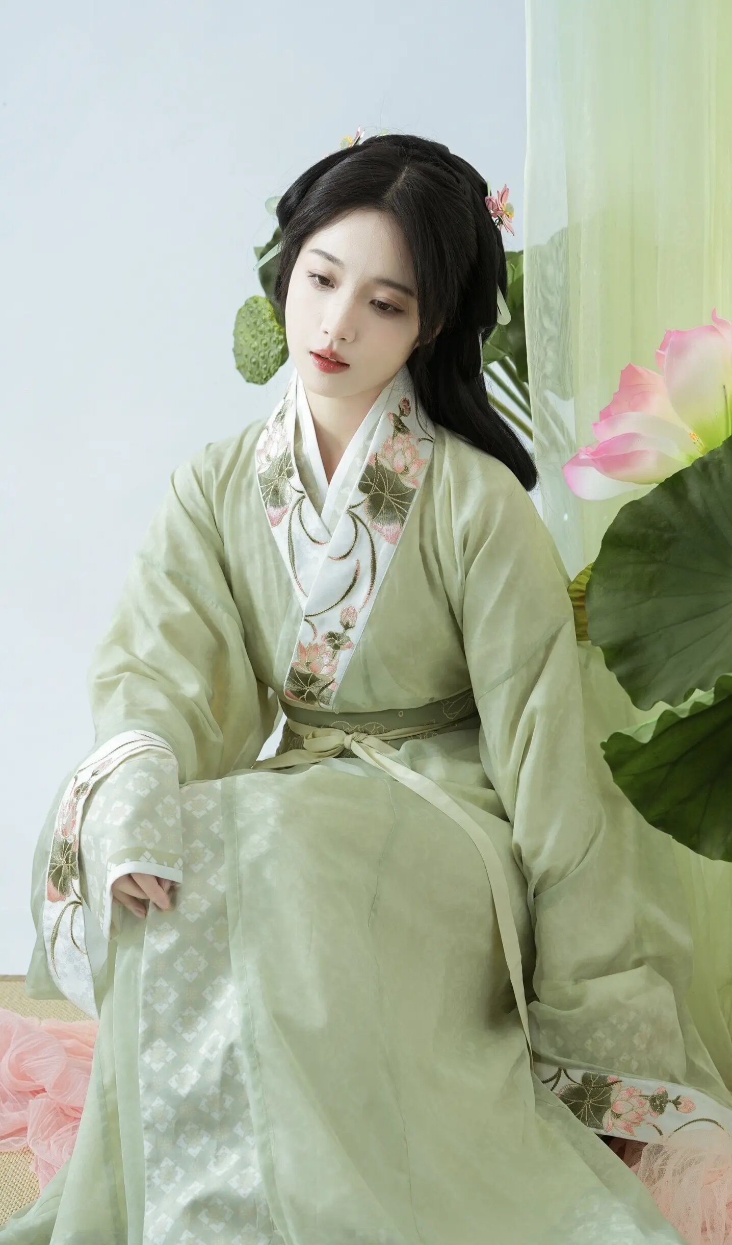 Chen Qianqians Hanfu Style:Exploring the Evolution of Traditional Chinese Performance Attire