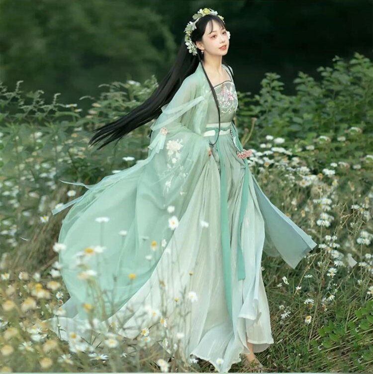Modernizing the Cheongsam:Creating a Daily Wearable,Loose-Fit Style