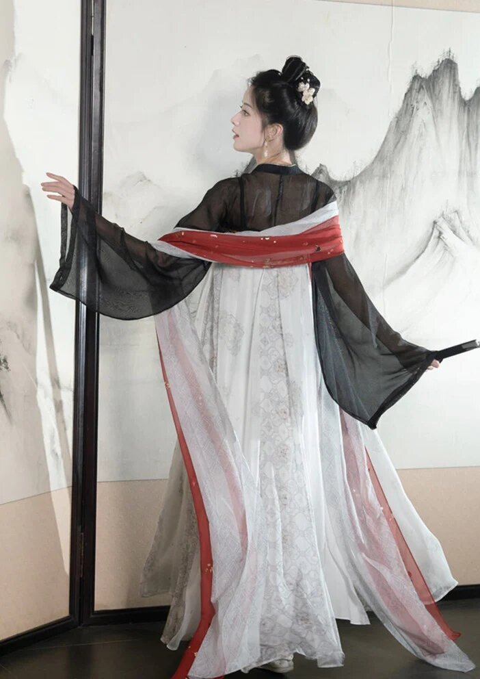 High-slit Cheongsam Club Nights:A Glint of Cultural Fusion in the Dark