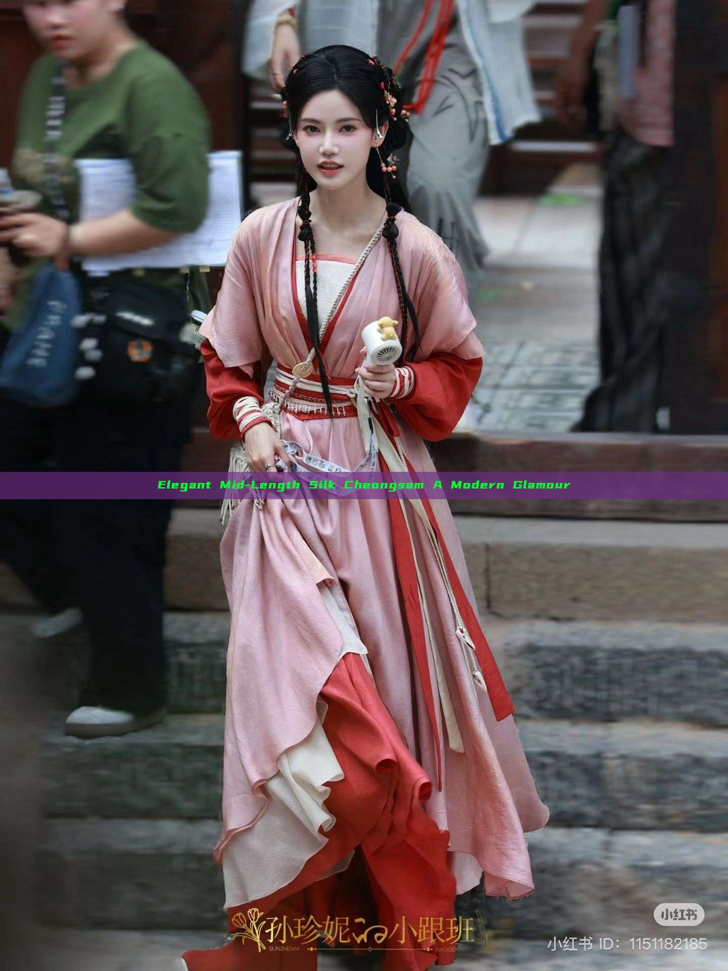 Elegant Mid-Length Silk Cheongsam A Modern Glamour Elegant Mid-Length Silk Cheongsam A Modern Glamour