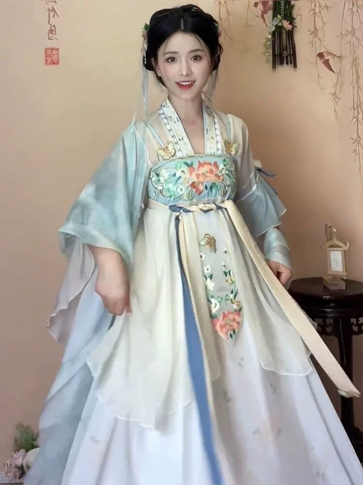 Vintage Girl in a Short-Style Hanfu:The Charm of Traditional Chinese Fashion Vintage Girl in a Short-Style Hanfu:The Charm of Traditional Chinese Fashion