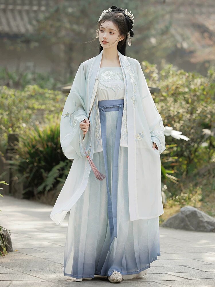 Winter-Friendly Girls Cheongsam for New Years Visit with Extra Thickness for Cold Weather Winter-Friendly Girls Cheongsam for New Years Visit with Extra Thickness for Cold Weather