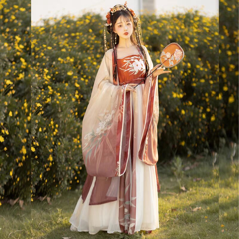 A Little Girl in Traditional Chinese Hanfu:The Charm of Long-sleeved Hanfu A Little Girl in Traditional Chinese Hanfu:The Charm of Long-sleeved Hanfu