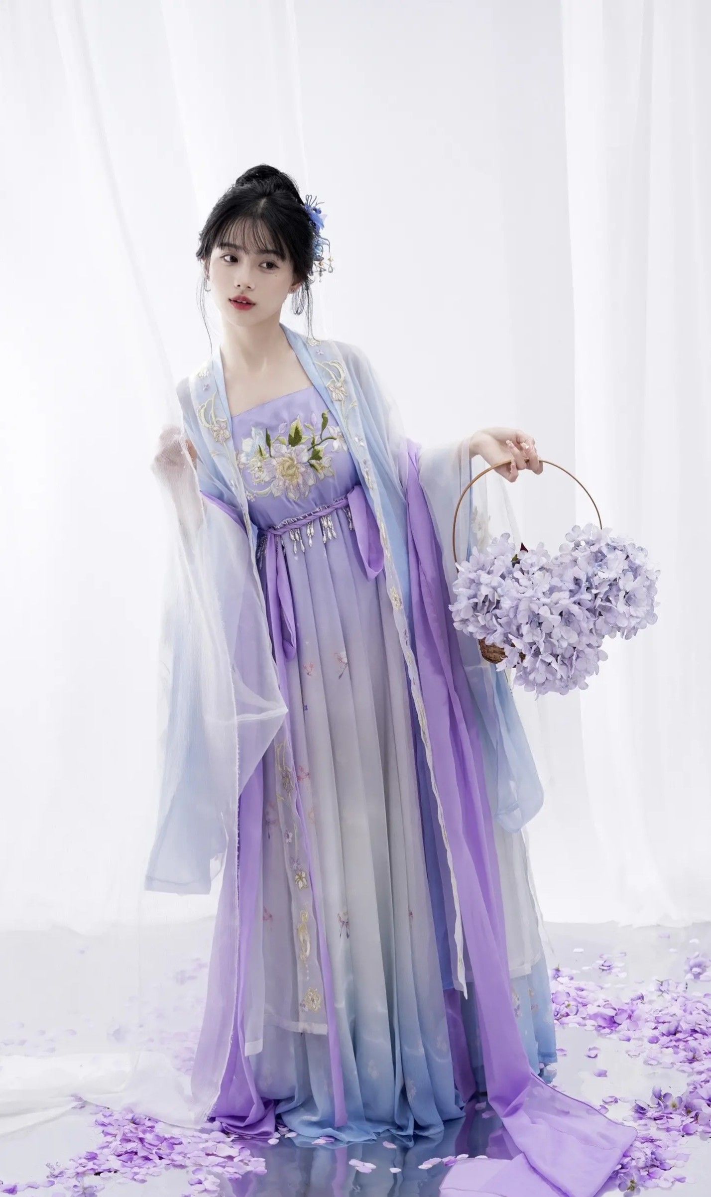 The Allure of Platter-Style Cheongsam:A Closer Look at its Beauty and Significance