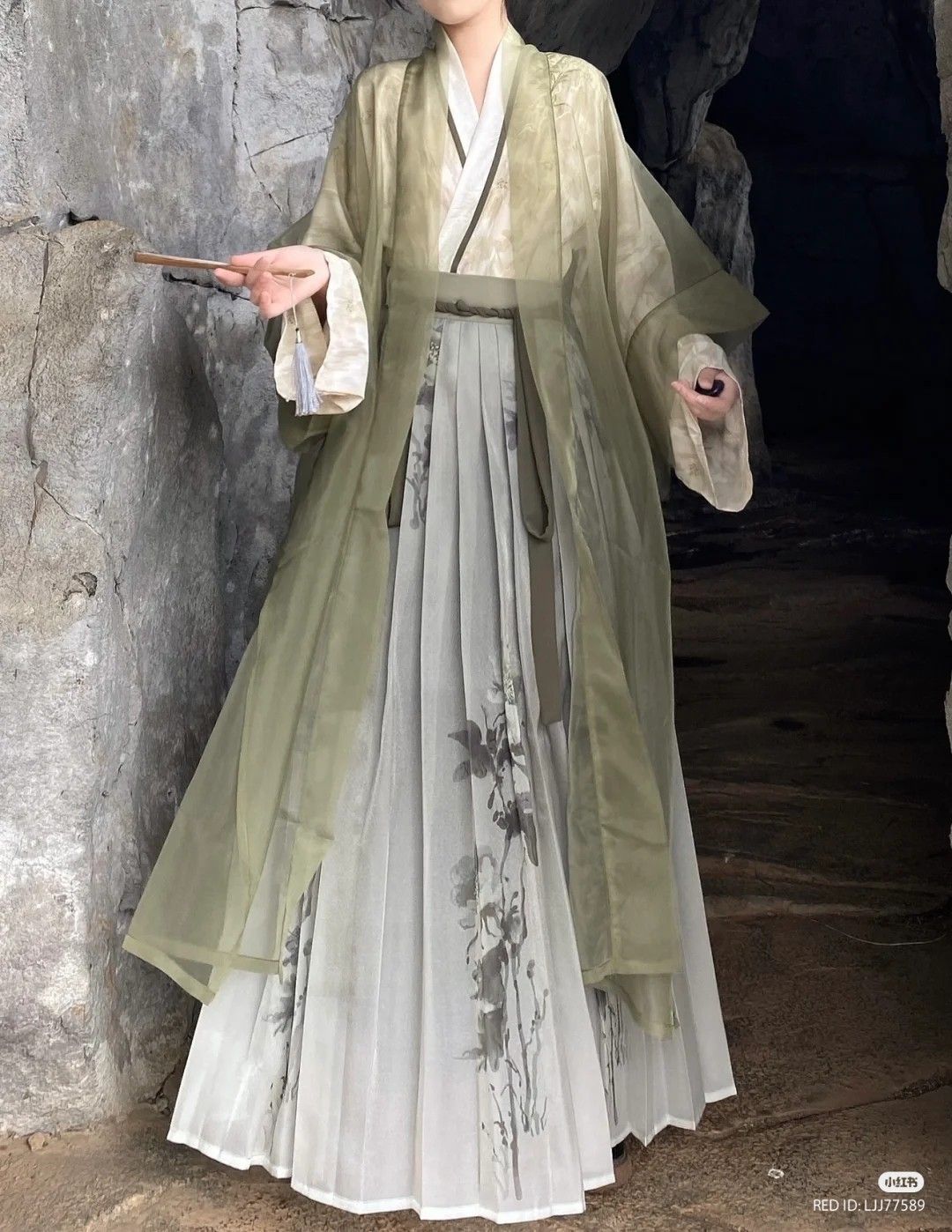 The Splendor of Cloud-肩汉服 and Phoenix Crown with Brilliant Robes:A Cultural Journey The Splendor of Cloud-肩汉服 and Phoenix Crown with Brilliant Robes:A Cultural Journey