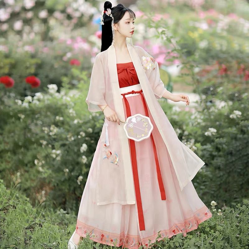 Family Portrait with Traditional Ma Nian Skirt:A Blend of Ancient and Modern Family Portrait with Traditional Ma Nian Skirt:A Blend of Ancient and Modern