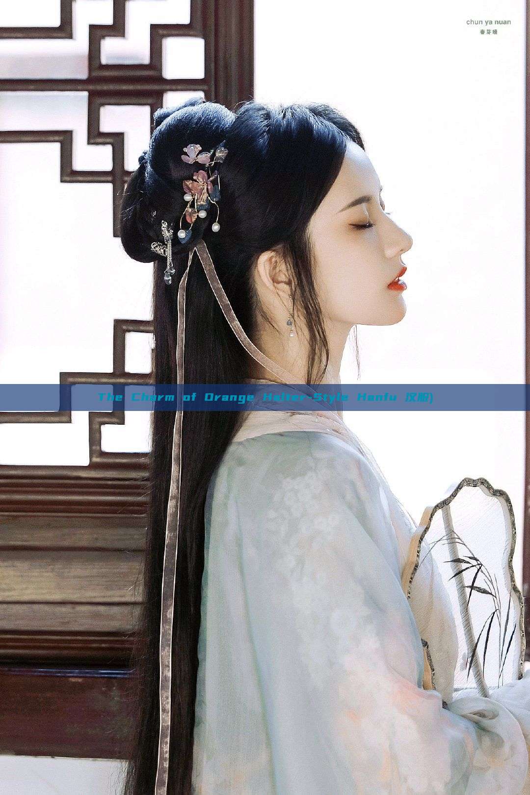 The Charm of Orange Halter-Style Hanfu 汉服)