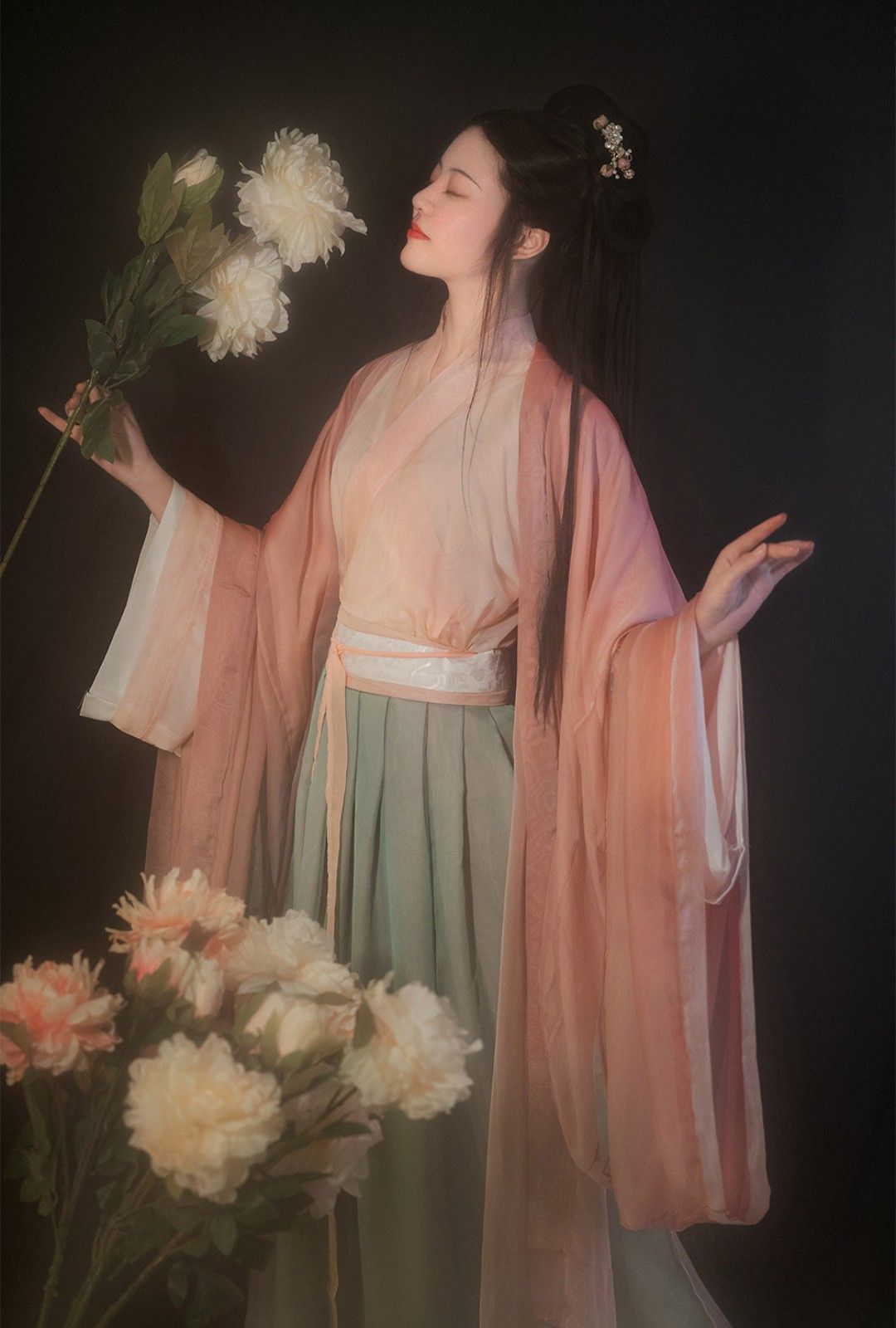 The Charm of Low-neck Cheongsam:A Closer Look into Its Design and Cultural Significance The Charm of Low-neck Cheongsam:A Closer Look into Its Design and Cultural Significance