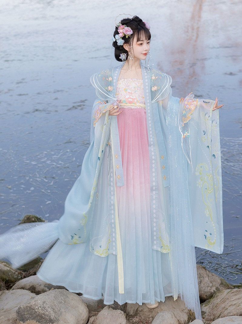 Original Hanfu Fashion at Xiuqiong Pavilion:A Journey Through Traditional Chinese Elegance