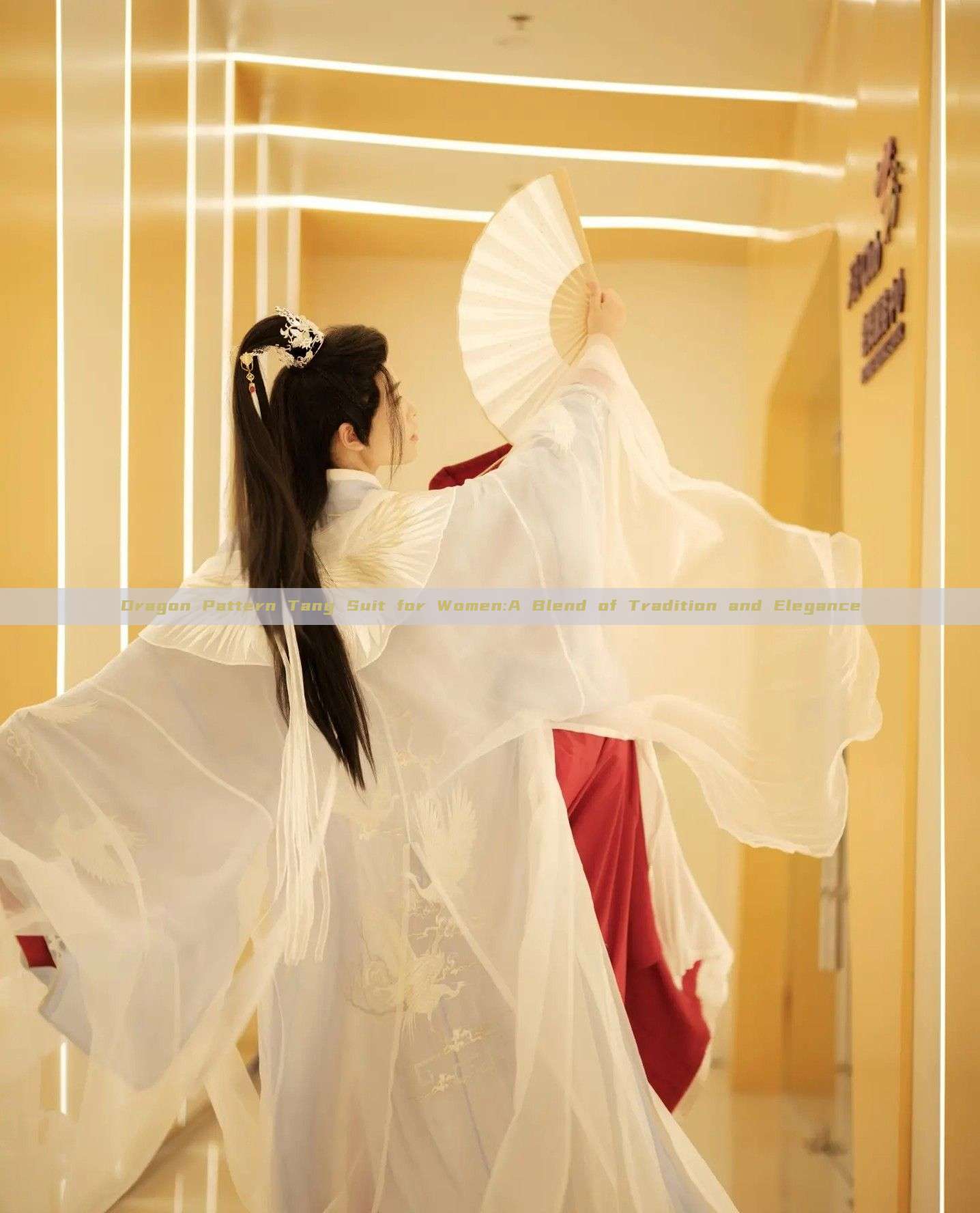 Dragon Pattern Tang Suit for Women:A Blend of Tradition and Elegance Dragon Pattern Tang Suit for Women:A Blend of Tradition and Elegance