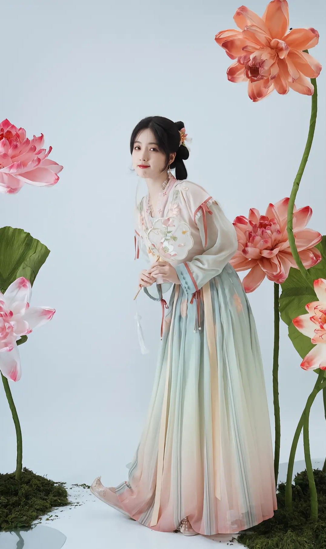 Elegance in the Mountain Streams:The Revival of Hanfu Fashion