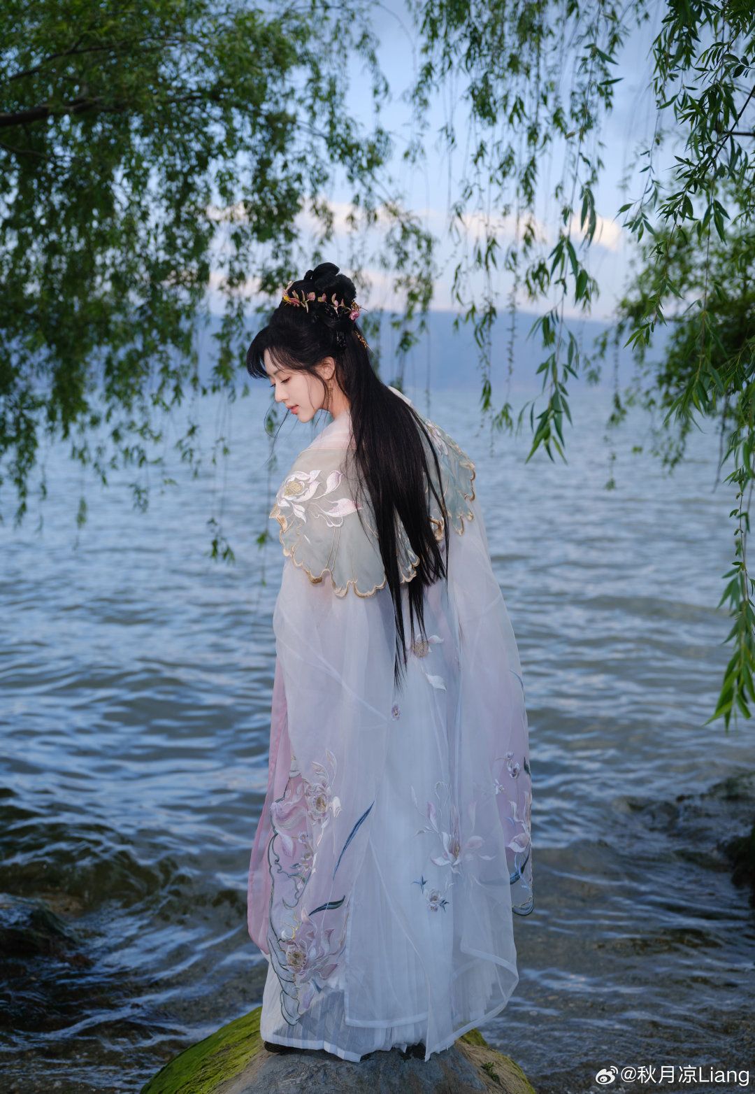 Hanfu Robes:The Evolution of Traditional Chinese上衣服饰