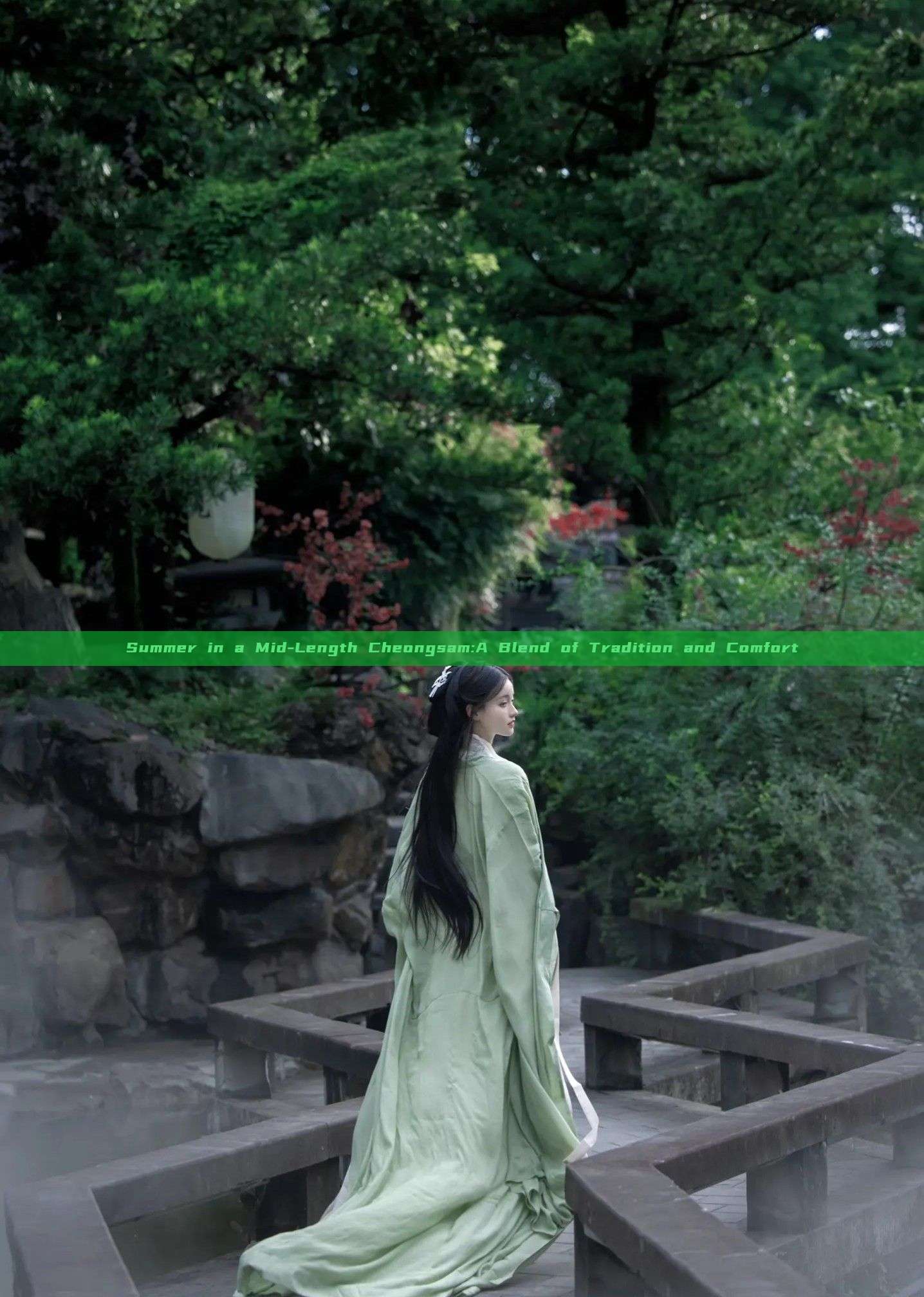 Summer in a Mid-Length Cheongsam:A Blend of Tradition and Comfort