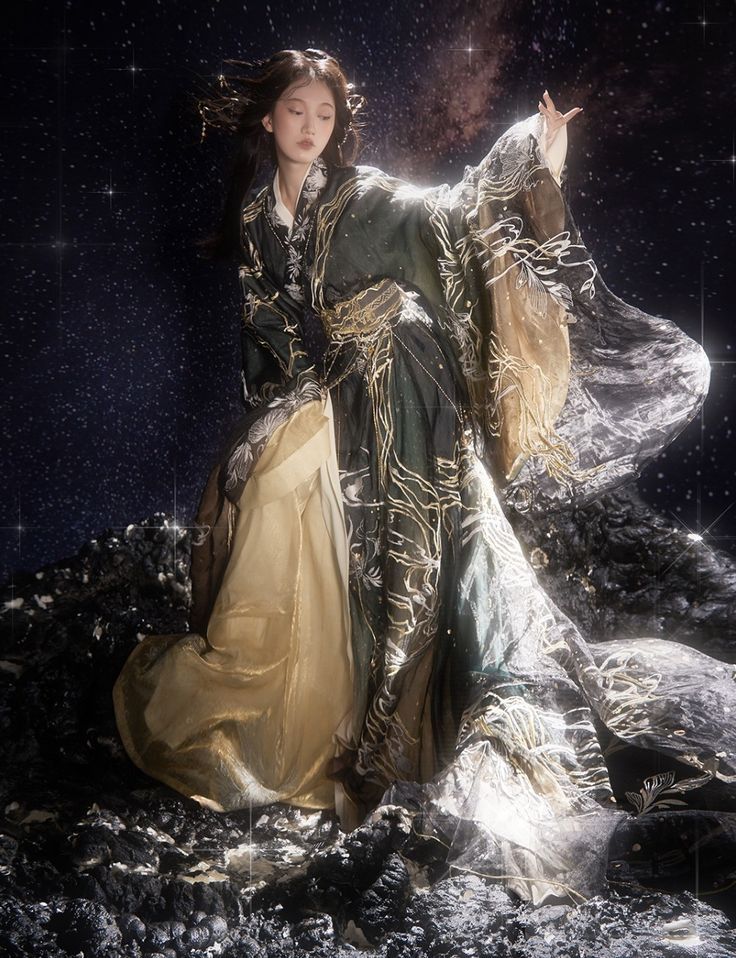 The Charm of Qipao,Headdress,and Short Hair:A Cultural Blend