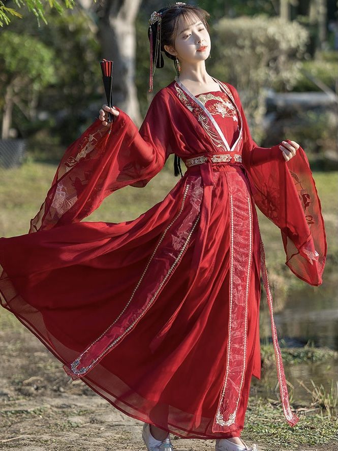 The Journey of a Junior Middle School Girl into the World of Hanfu:A Cultural Exploration The Journey of a Junior Middle School Girl into the World of Hanfu:A Cultural Exploration