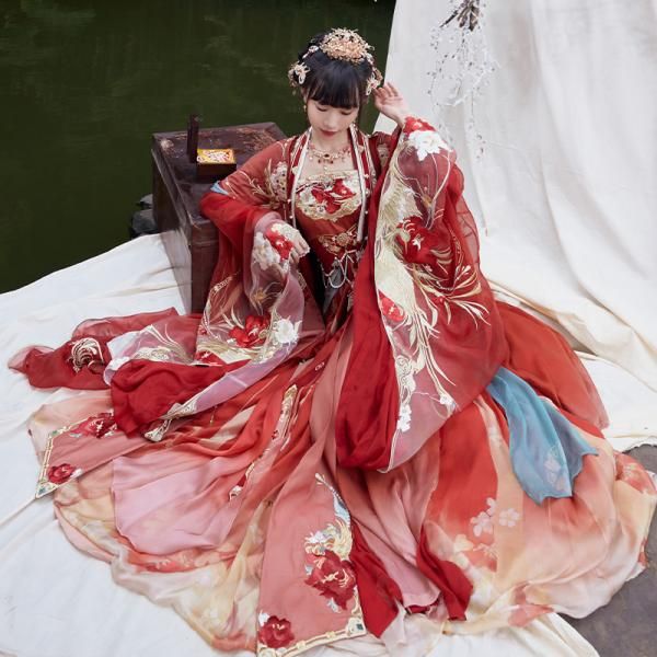 Embroidery and Carving Innovations in the Evolution of Cheongsam:The Journey of Hollow-Out Fashion Embroidery and Carving Innovations in the Evolution of Cheongsam:The Journey of Hollow-Out Fashion