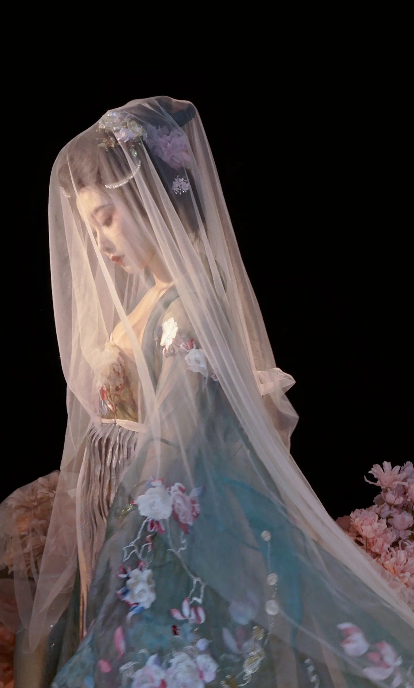 Summer Elegance in Hanfu:The Fairy-like Beauty of Women in Traditional Chinese Attire