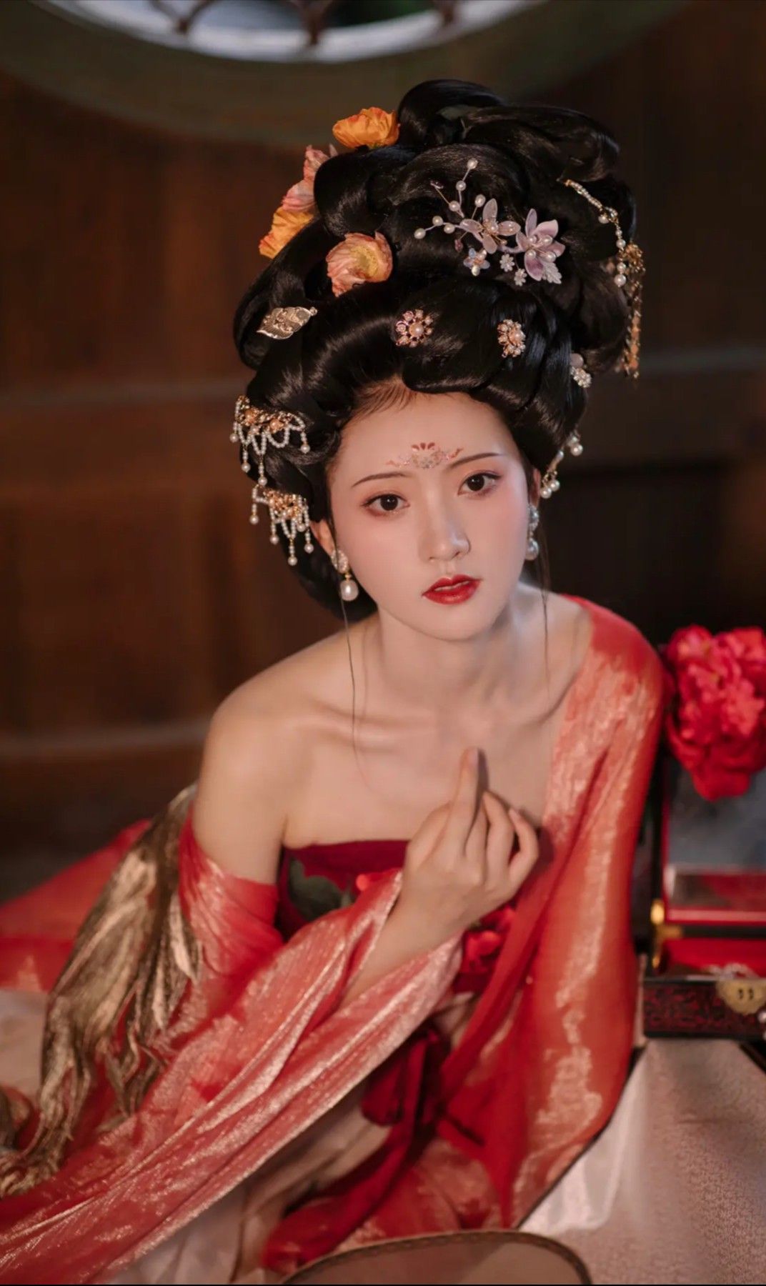 Elegant Fusion of West and East:The Rise of White High-Heeled Shoes and Cheongsam Elegant Fusion of West and East:The Rise of White High-Heeled Shoes and Cheongsam
