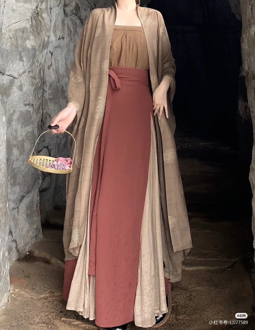 Encountering the Dragon:The Charm of Hanfu,a Traditional Chinese Costume