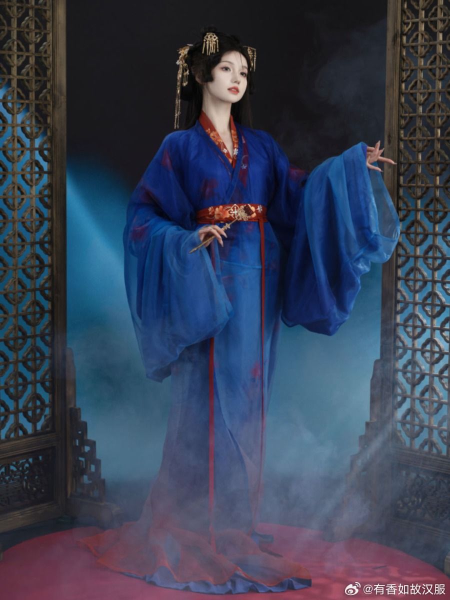 The Splendor of Tang-Style Hanfu in its Fabric Glory The Splendor of Tang-Style Hanfu in its Fabric Glory