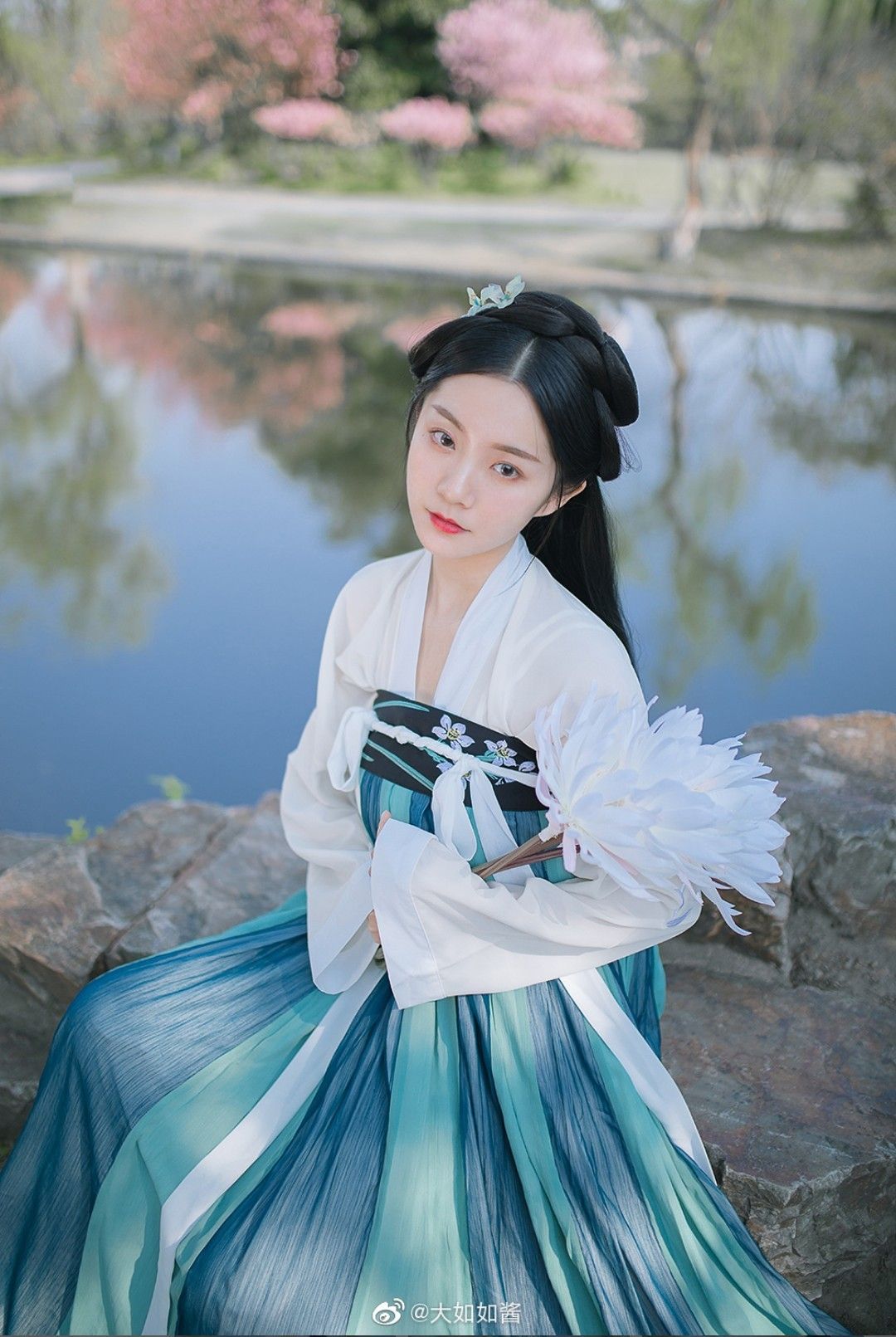 The Graceful Aesthetic of Horseface Skirt with Underpants:Embracing the Drape The Graceful Aesthetic of Horseface Skirt with Underpants:Embracing the Drape