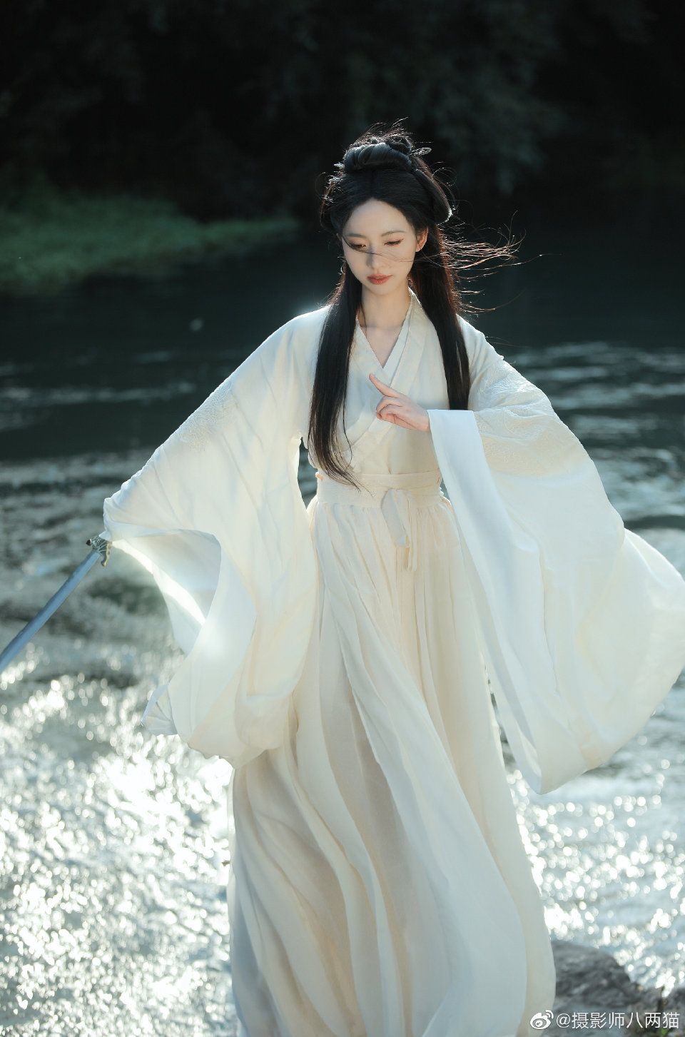 The Charm of Silk Cheongsam:A Mid-Length Elegance