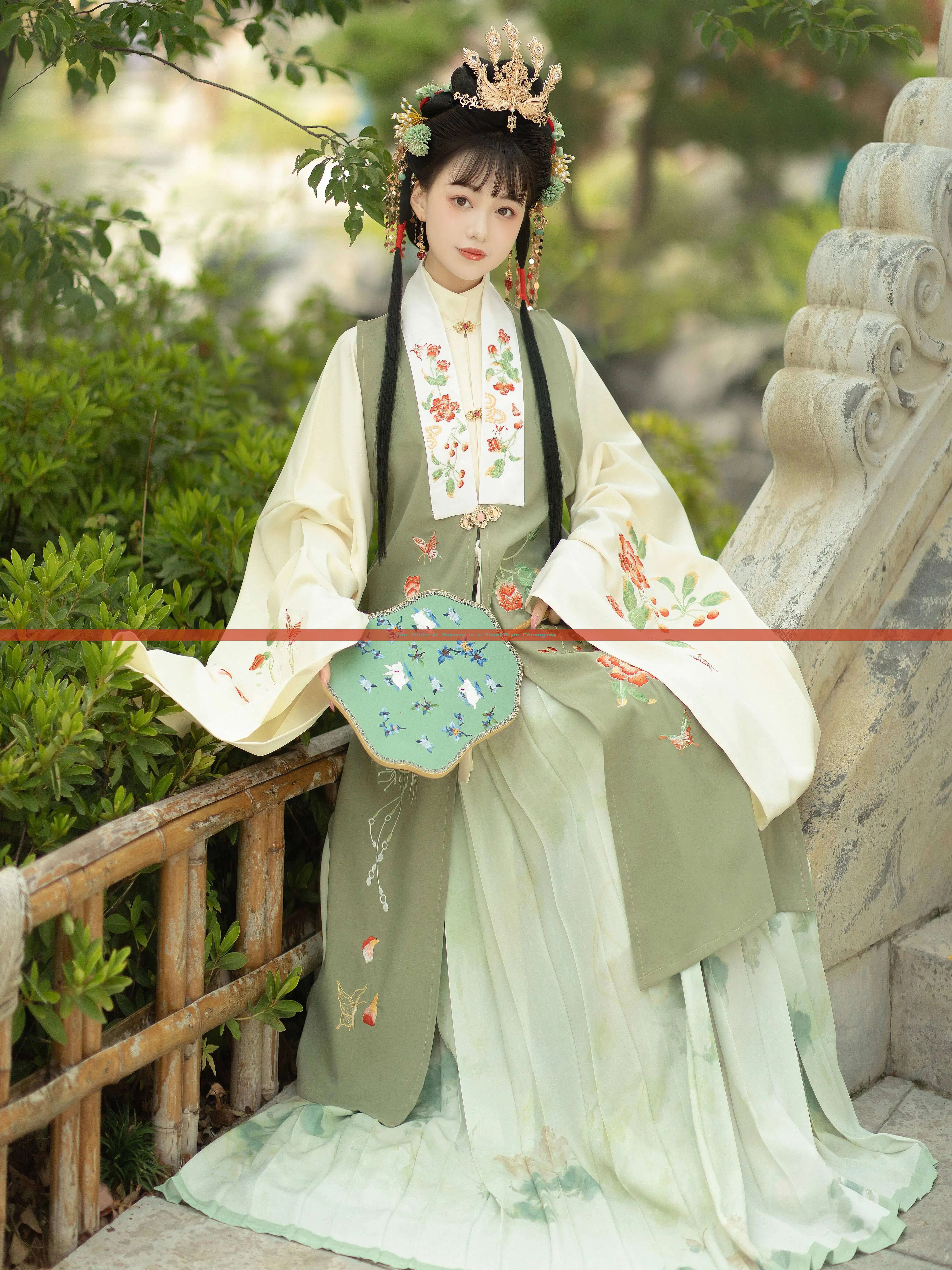 The Allure of Summer in a Shawl-Style Cheongsam The Allure of Summer in a Shawl-Style Cheongsam