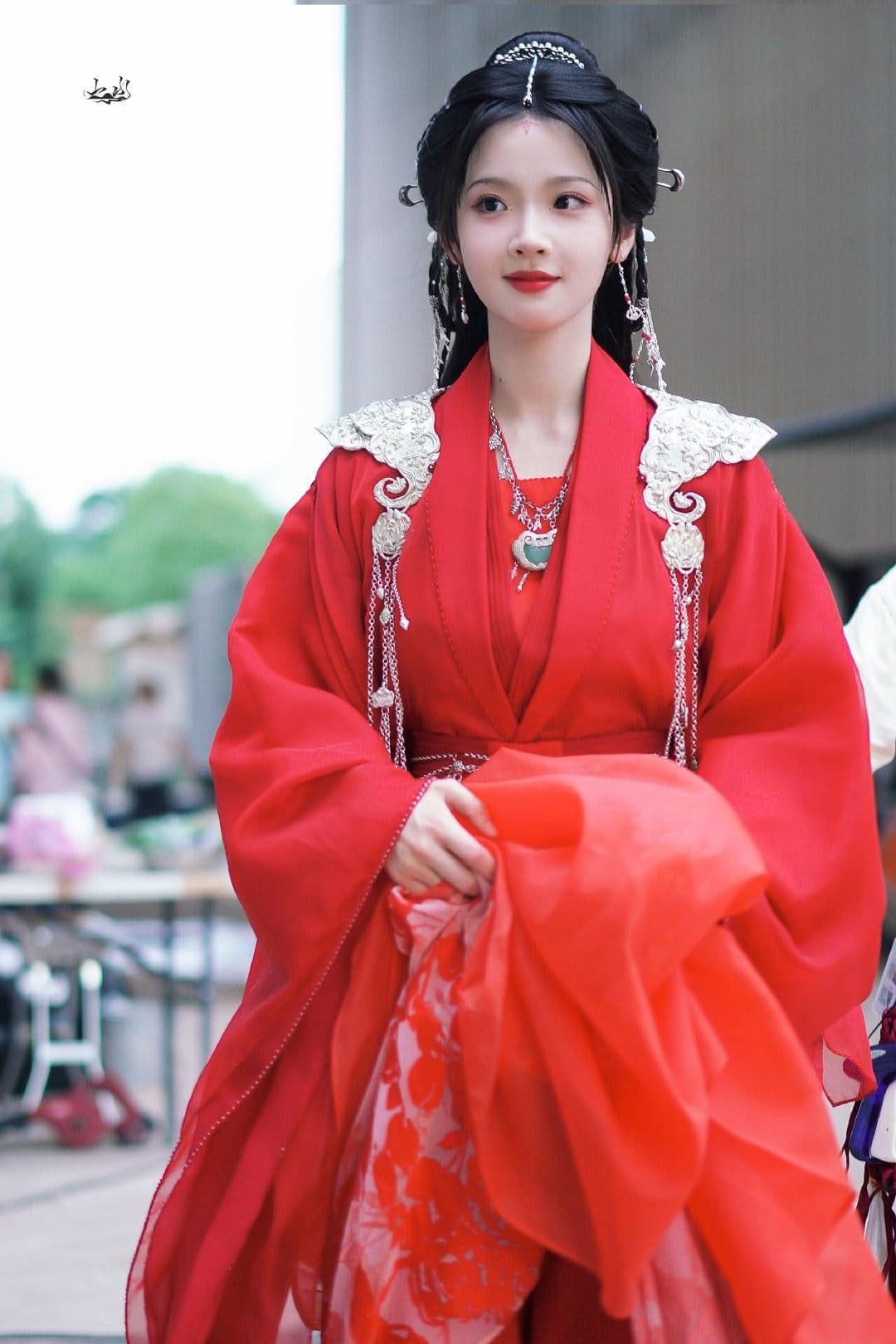 Plus-Size Traditional Tang-Style Chinese Clothing for Curvier Women XXL and Up