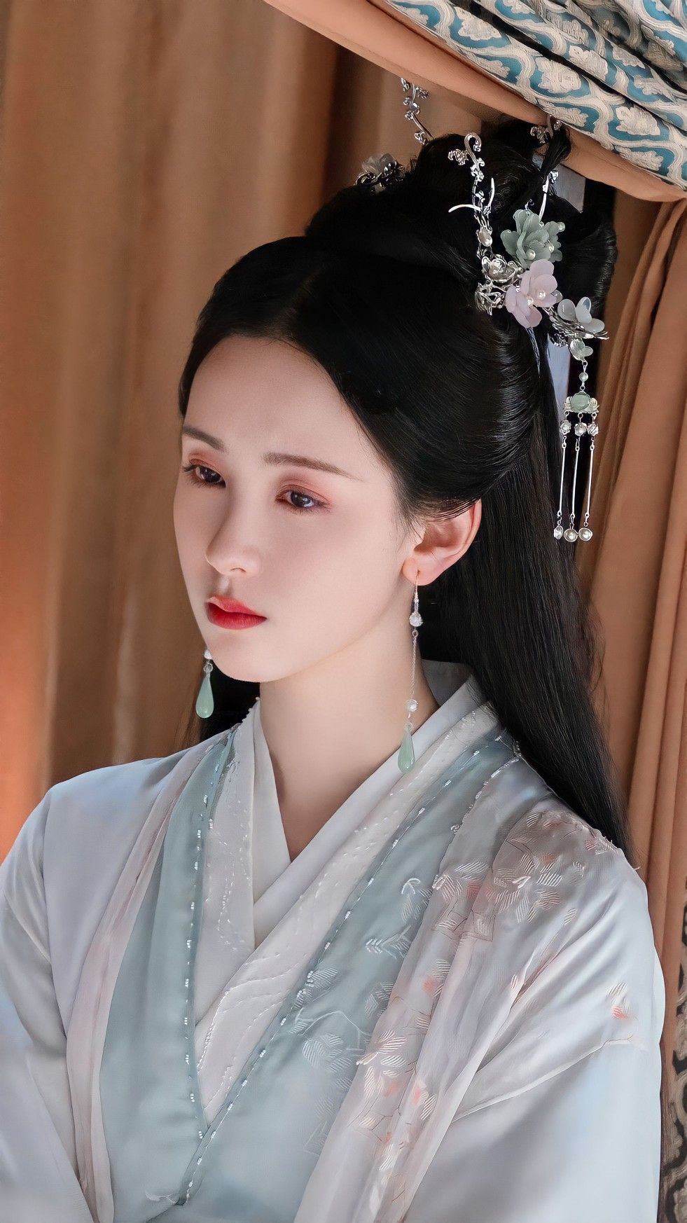 The Revival of Hanfu:Exploring the Essence of Traditional Chinese Clothing The Revival of Hanfu:Exploring the Essence of Traditional Chinese Clothing