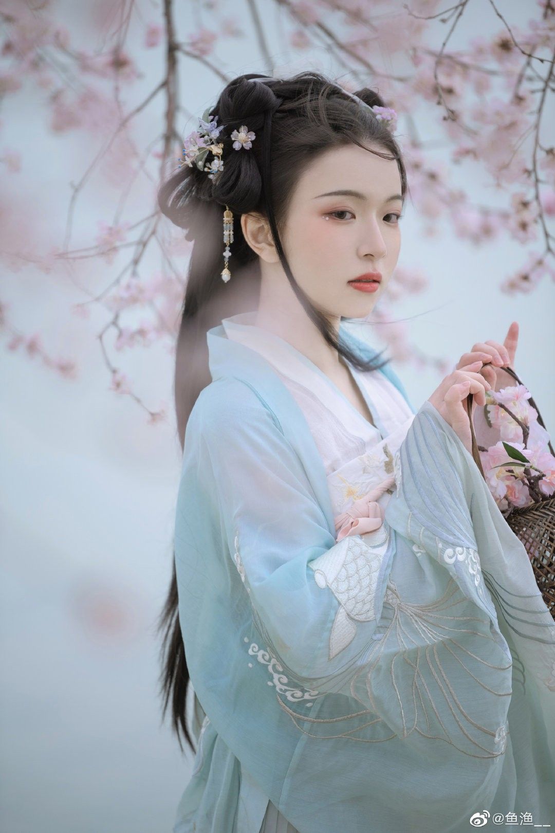 Exploring the World of Shan Hai Jing:The Exquisite Tale of Hanfu and the Gluttonous Taotie Exploring the World of Shan Hai Jing:The Exquisite Tale of Hanfu and the Gluttonous Taotie