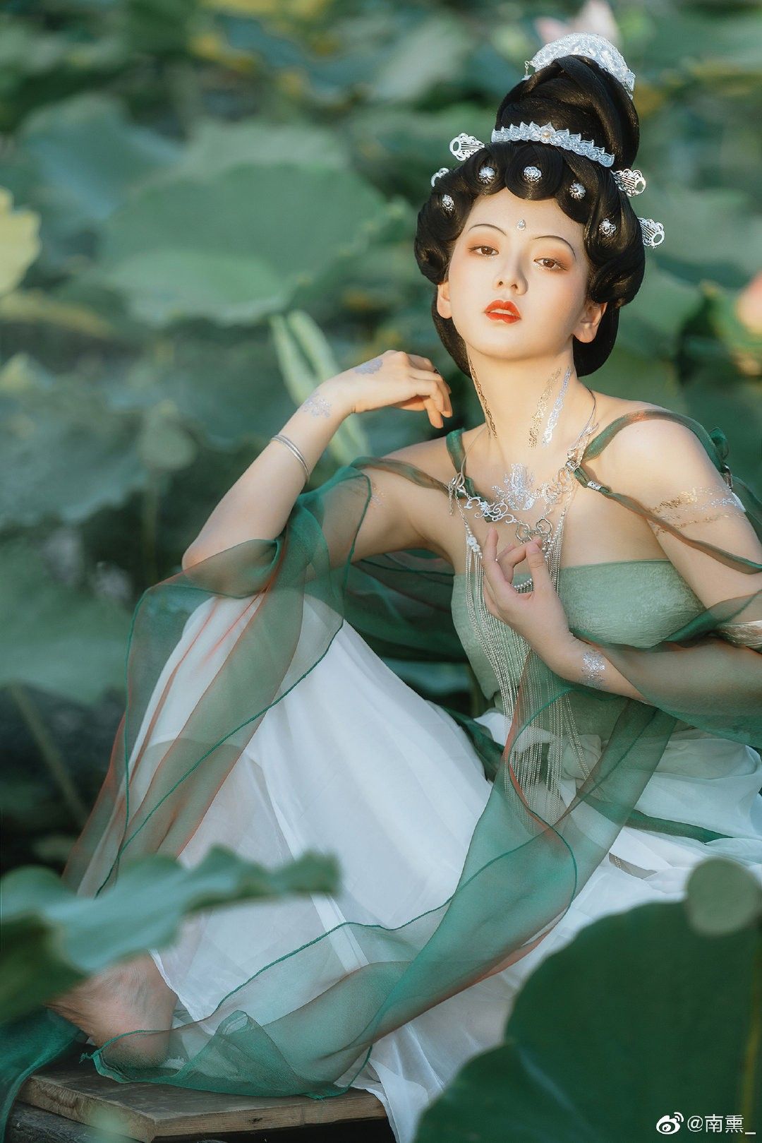 Revisiting the Traditional Charm of Cheongsam Skirts:A Blend of Ethnic and Retro Styles Revisiting the Traditional Charm of Cheongsam Skirts:A Blend of Ethnic and Retro Styles