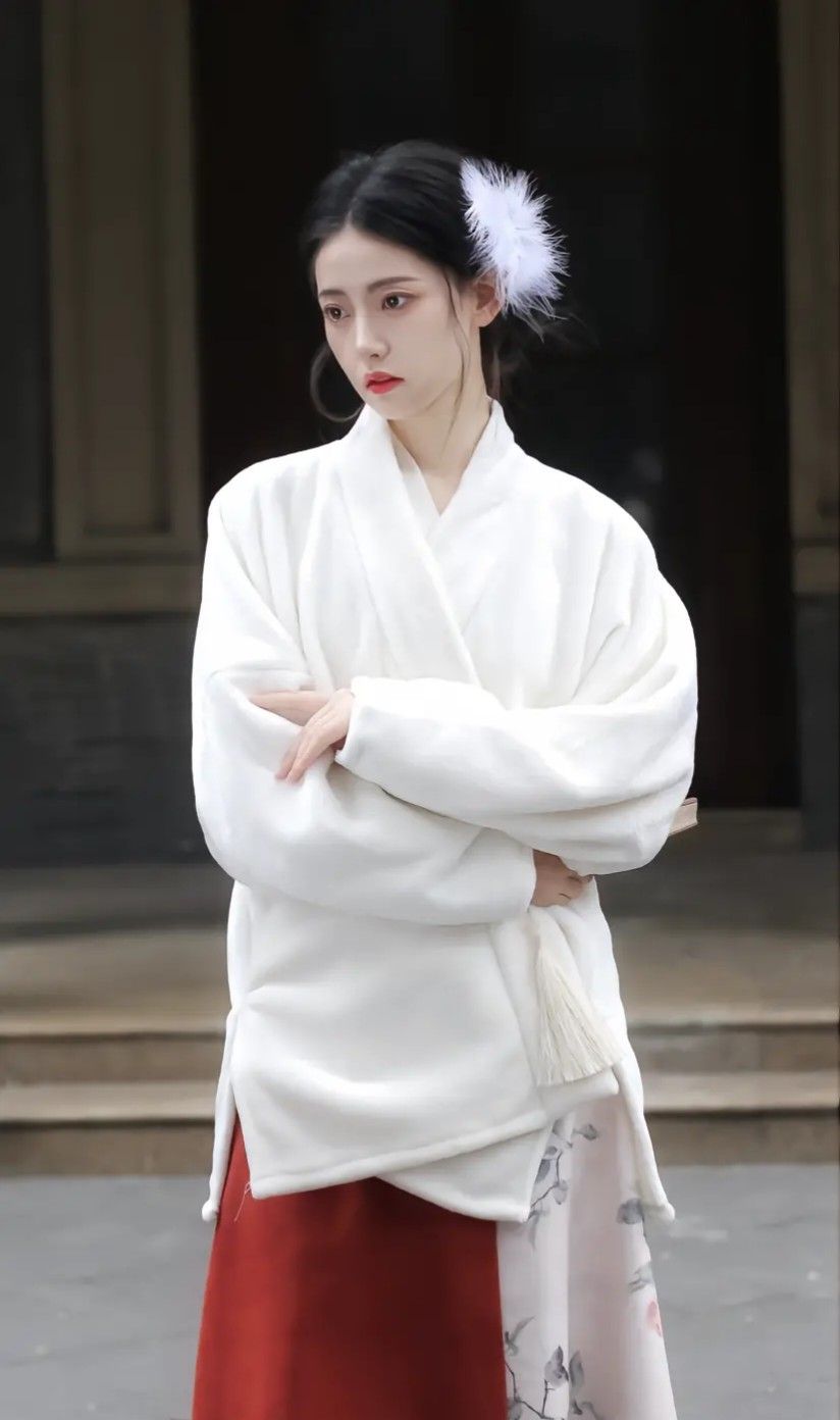 Exploring the Rise of Hanfu Fashion:Chen Qianqians Style and Si Tengs Allure Exploring the Rise of Hanfu Fashion:Chen Qianqians Style and Si Tengs Allure