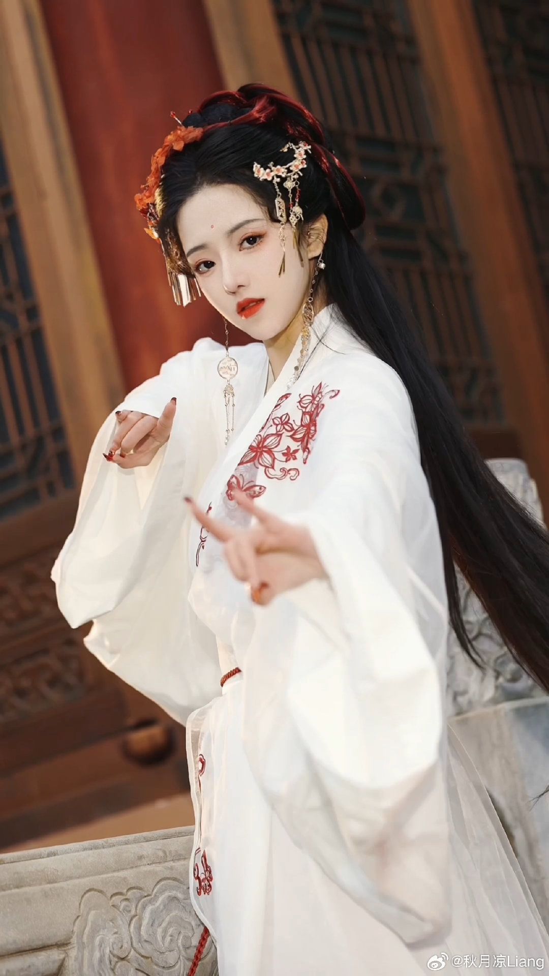 Elegant and Noble:The Allure of Quality Cheongsam with a Refined Air