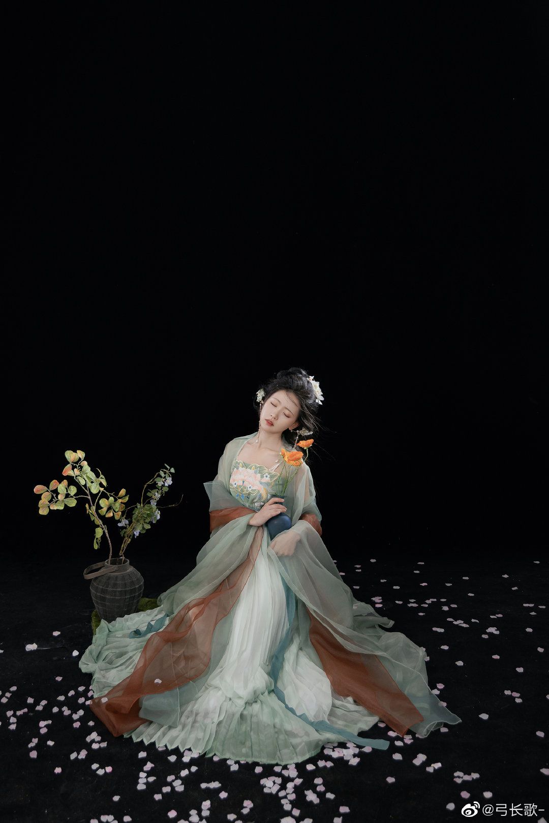 The Purplish-Blue Round-necked Hanfu:A Blend of Traditional Elegance and Modern Charm The Purplish-Blue Round-necked Hanfu:A Blend of Traditional Elegance and Modern Charm
