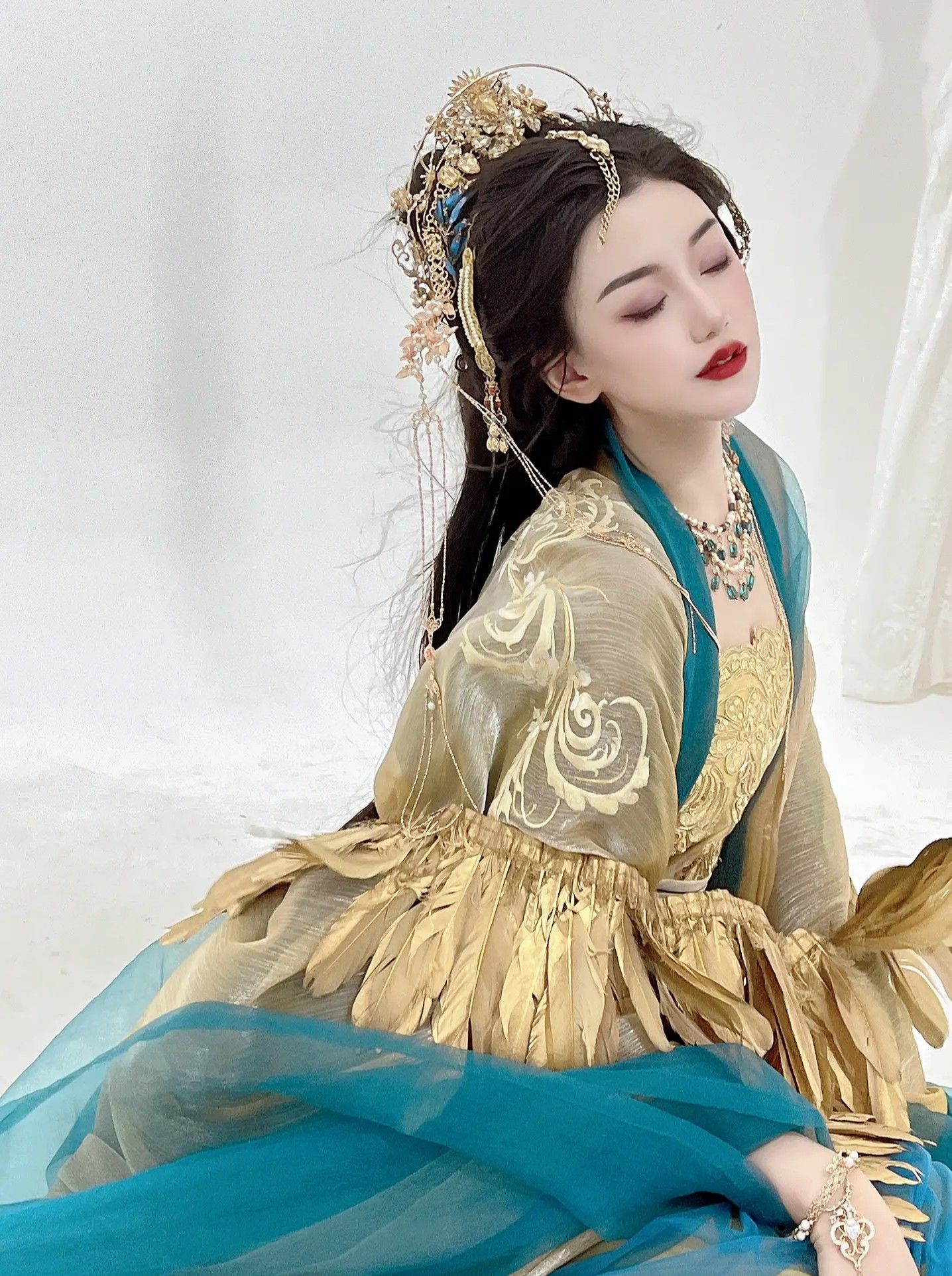 Princess Gown to Cheongsam:A Year-Old Babys Celebration of Cultural Elegance
