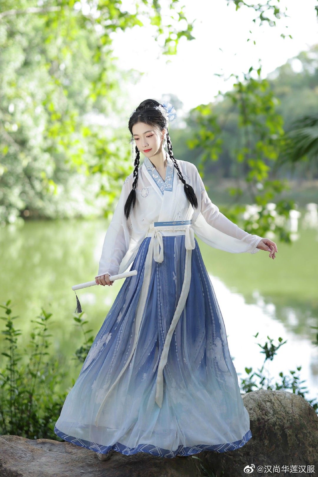 The Charm of White Hanfu Short-sleeved Blouses:A Closer Look